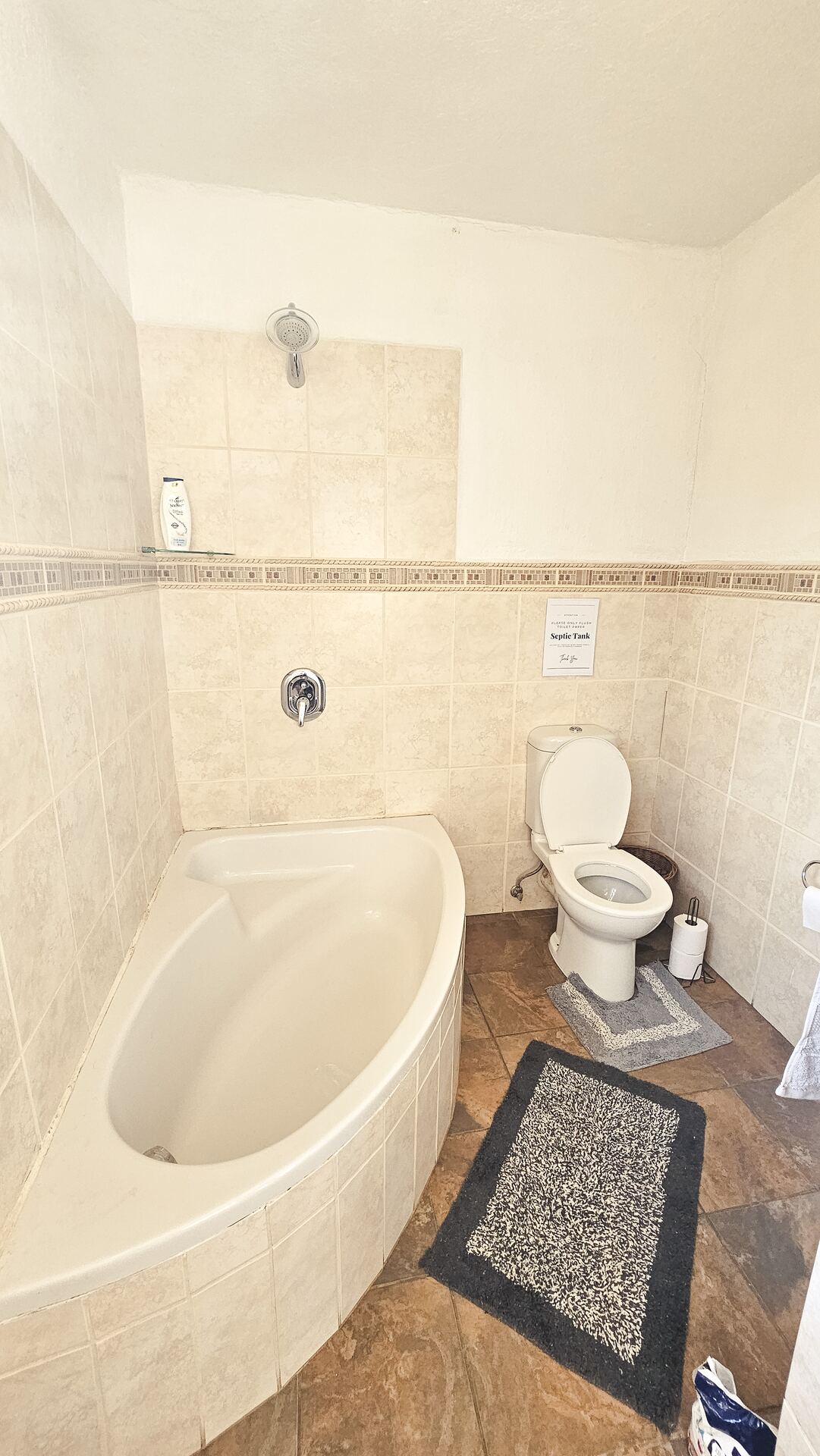 Bathroom with corner bath at Kruger Umoya