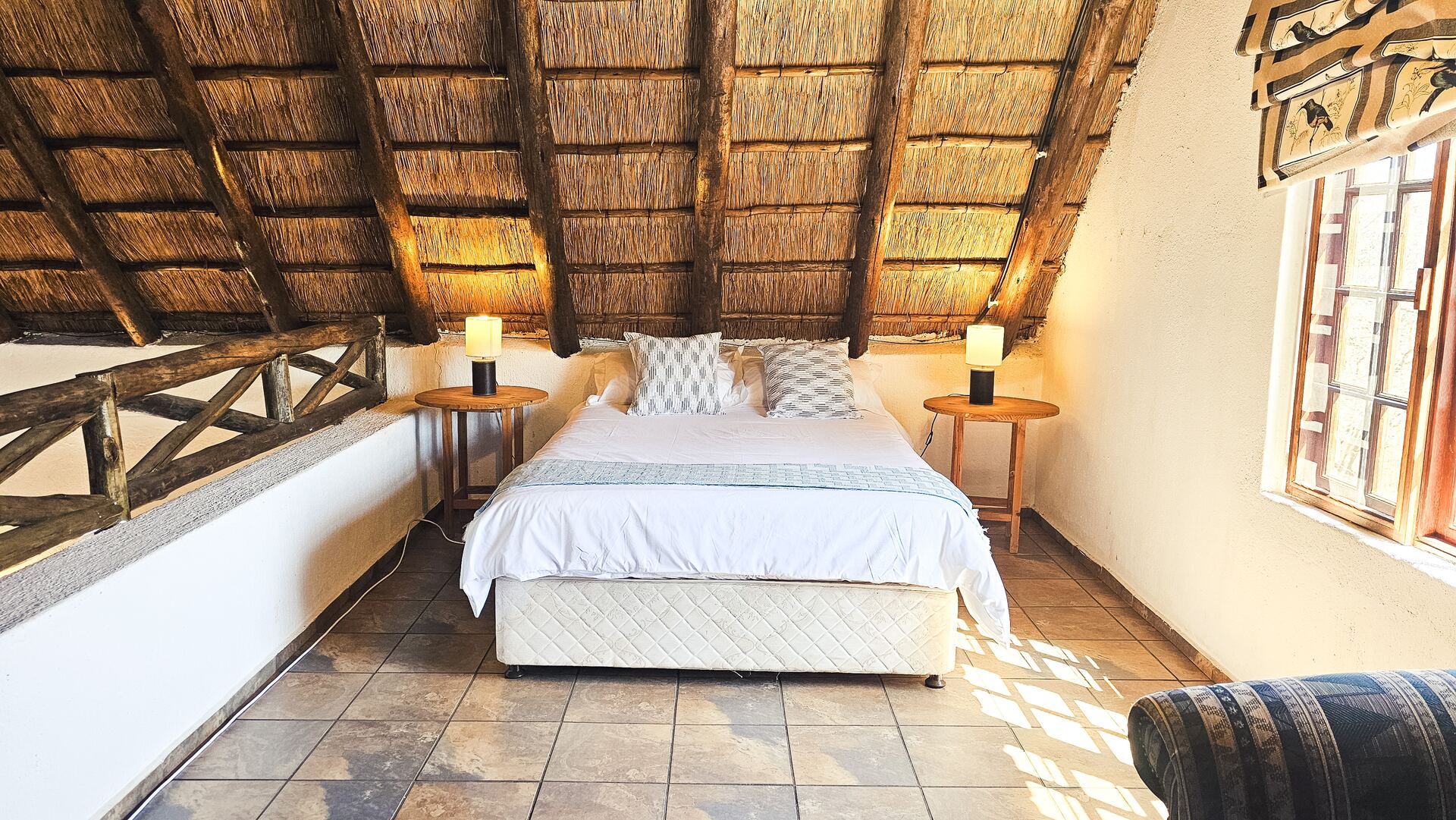 Loft bedroom with thatch ceiling at Kruger Umoya