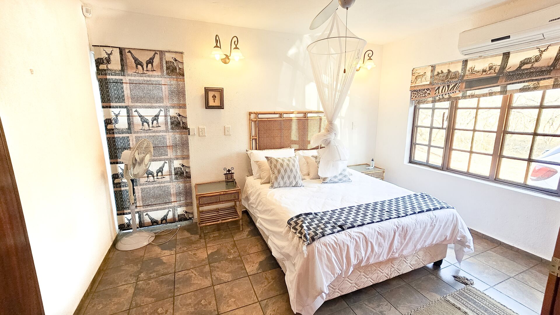 Queen bedroom with mosquito net at Kruger Umoya
