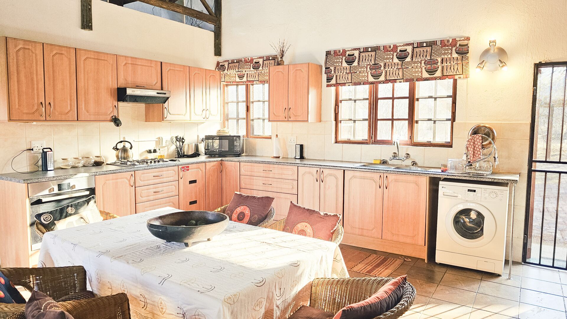 Kitchen and dining table at Kruger Umoya