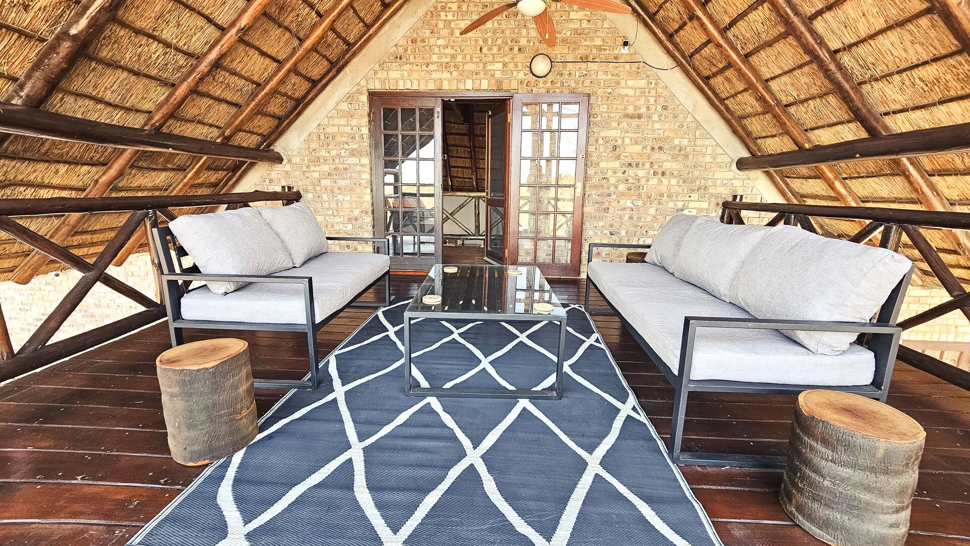 Upstairs deck lounge at Kruger Umoya