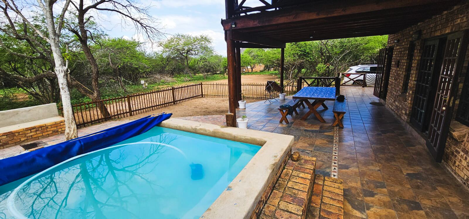Pool and patio at Kruger Umoya