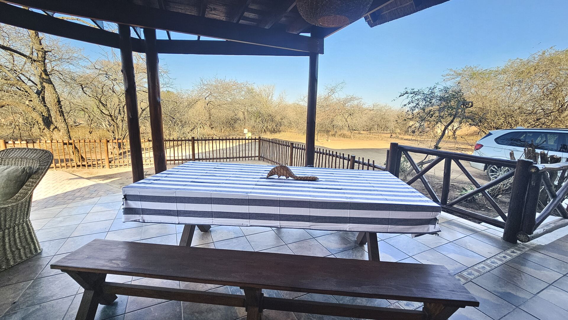 Outdoor dining table at Kruger Umoya